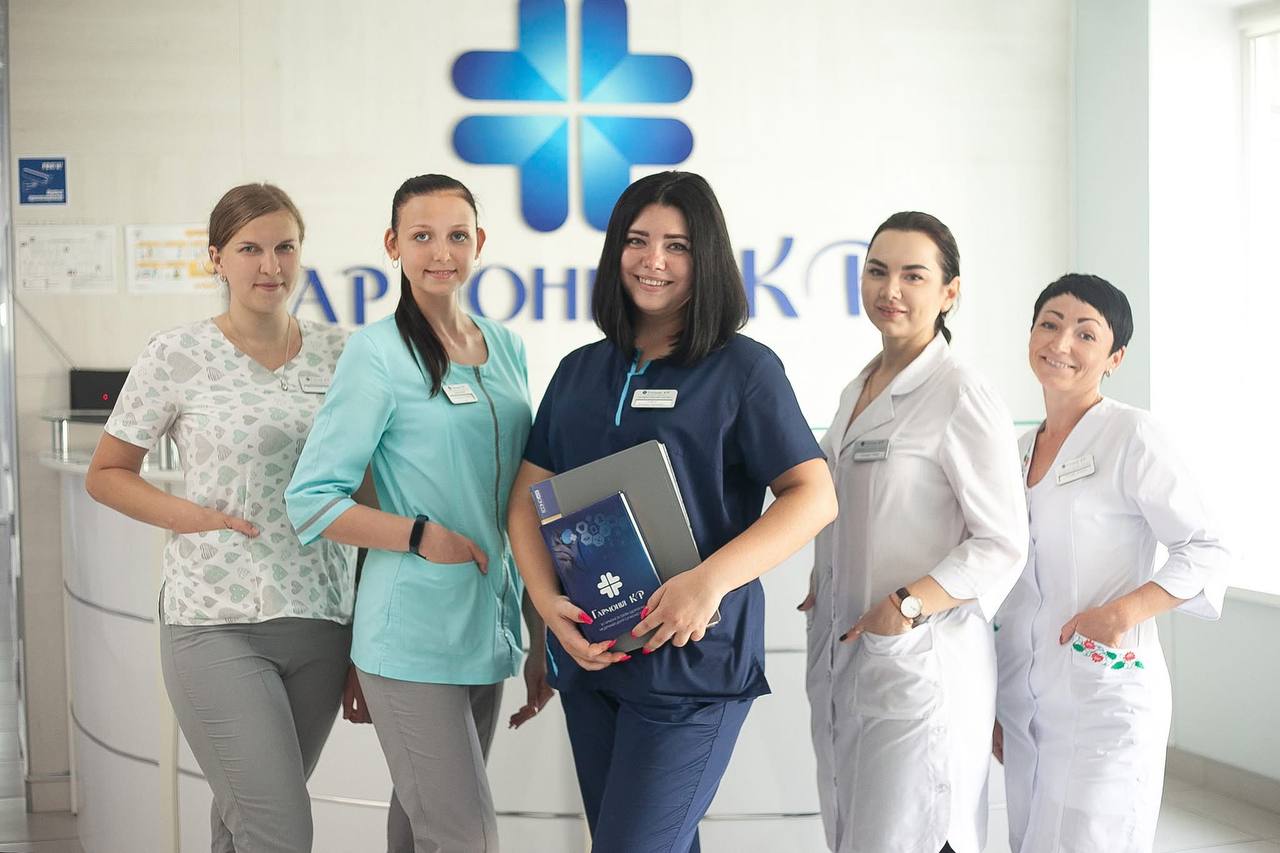Команда медичного центру Гармонія КР біля рецепції клініки